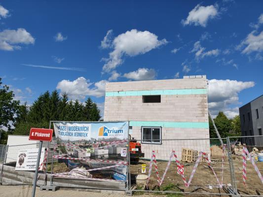 Dokončující práce na hrubé stavbě objektu A